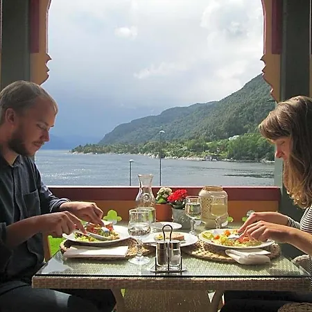 Lavik Fjord & 酒店 3*