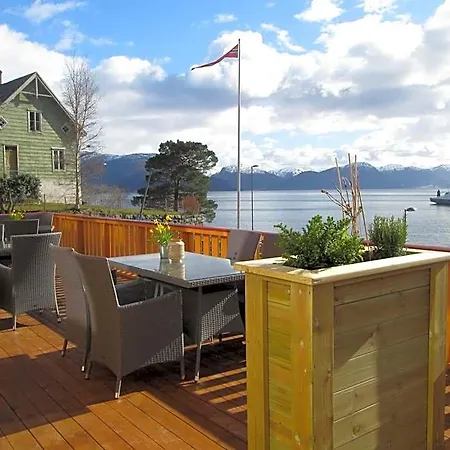 Lavik Fjord & 3*